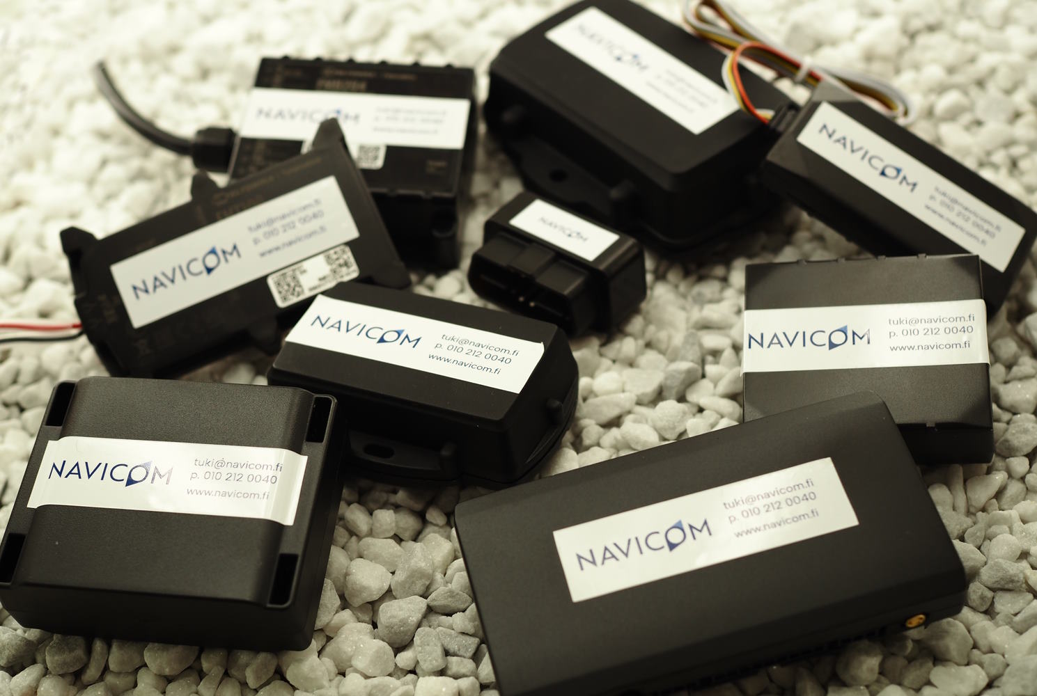 GPS-paikannin autoon